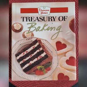 Vintage 1990's Duncan Hines Treasury of Baking Cook Book